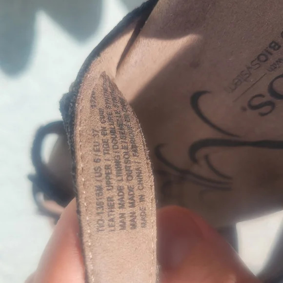 Taos Footwear Women's Metallic Sandals - Picture 5 of 5